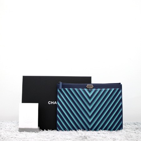 [새상품]Chanel(샤넬) A80571Y61489 시즌한정 보이샤넬 뉴미듐 클러치백aa06334