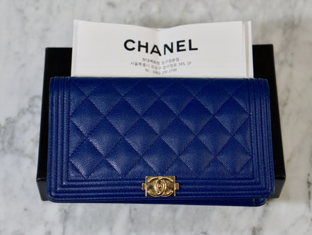Chanel(샤넬) A80285 보이샤넬 블루 캐비어 금장로고 장지갑