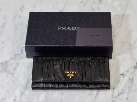 Prada(프라다) 1M1132 GAUFRE(고프레) 블랙컬러 NAPPA(양가죽) 금장 로고 스냅 장지갑