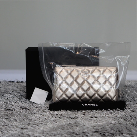 [새상품]Chanel(샤넬) CC 쉬머링펄 핑크골드 메탈릭 마이크로 집업 파우치