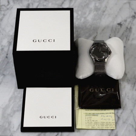 Gucci(구찌) 17시즌 YA126301 슬림 G-Timeless(타임리스) 다크로듐 메쉬 브레이슬릿 남성용 시계