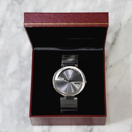 Gucci(구찌) YA133308 G인터로킹 42mm 스틸 쿼츠 남성용 시계