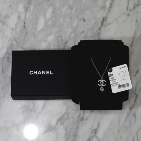 [새상품][신상]Chanel(샤넬) A58383 18시즌 클리어실버 크리스탈 스톤 CC 펜던트 목걸이