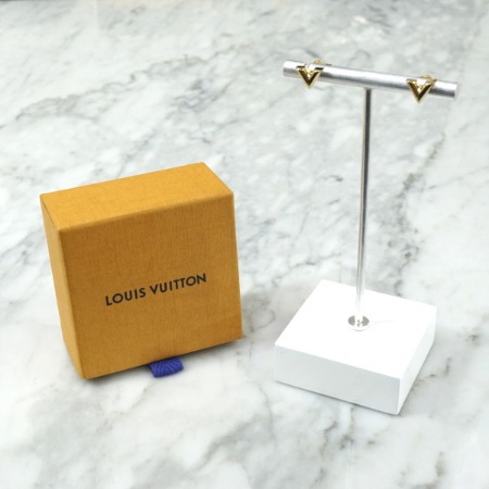 Louis Vuitton(루이비통) M68153 에센셜 V 스터드형 귀걸이