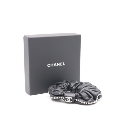 Chanel(샤넬) AA8550 22시즌 램스킨 은장CC 스크런치 슈슈 헤어밴드aa22237