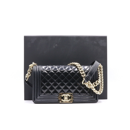 Chanel(샤넬) A67086 보이샤넬 미듐 카프스킨 블랙 유광 금장체인 숄더백aa24977