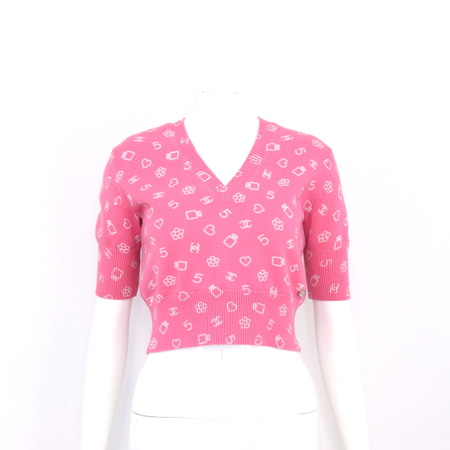 [새상품]Chanel(샤넬) P74100 23시즌 크루즈라인 코코 하트 패턴 핑크 브이넥 여성 반팔 니트aa25616