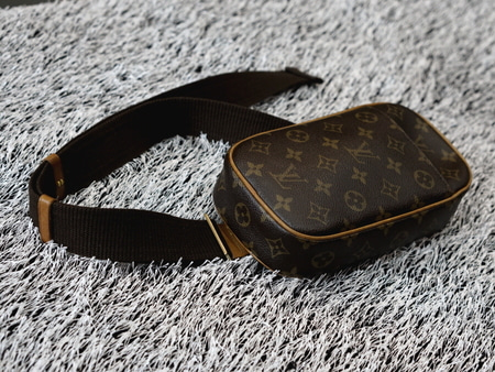 Louis Vuitton(루이비통) M51870 모노그램 캔버스 포쉐트 겐지(강지) 힙색 겸 크로스백