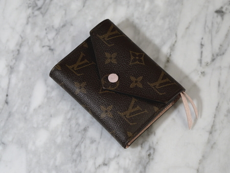Louis Vuitton(루이비통) M62360 모노그램 캔버스 로즈발레린컬러 빅토린 월릿 중지갑