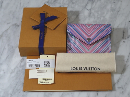 Louis Vuitton(루이비통) M62476 최신상 에삐 트로피컬 빅토린 월릿 반지갑
