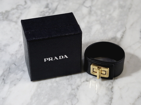 Prada(프라다) 사피아노 골드 메탈 클로저 여성용 팔찌