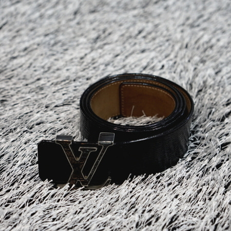 Louis Vuitton(루이비통) M9830T LV 이니셜 일렉트릭 에삐 블랙 남성 벨트