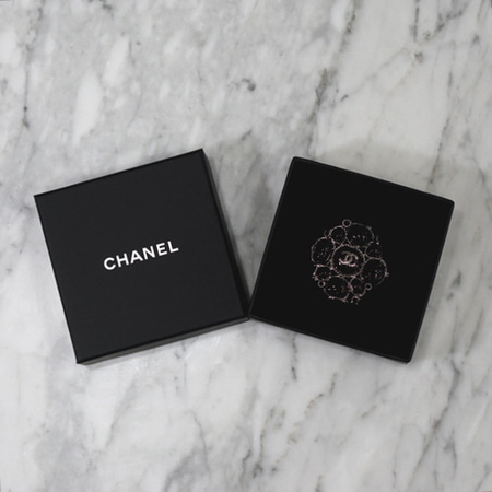 [새상품]Chanel(샤넬) 시즌한정 CC로고 실버 블랙 브로치(브롯지)