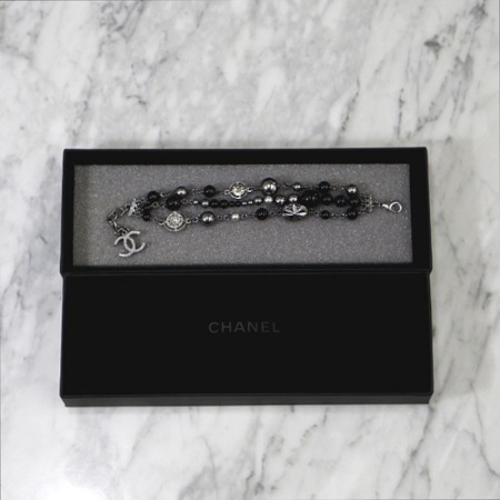 [새상품]Chanel(샤넬) C95227Y09264 시즌한정 진주 크리스탈 참 장식 여성 팔찌