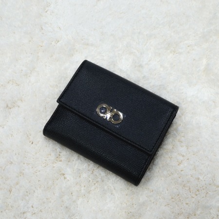[새상품]Ferragamo(페라가모) 22 C880 골드메탈 간치니 여성 반지갑