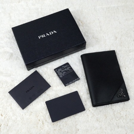 [새상품][신상]Prada(프라다) 2MV017 메탈로고 사피아노 여권 케이스 지갑