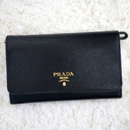 Prada(프라다) 1MH438 골드로고 사피아노 스트랩 여성 중지갑