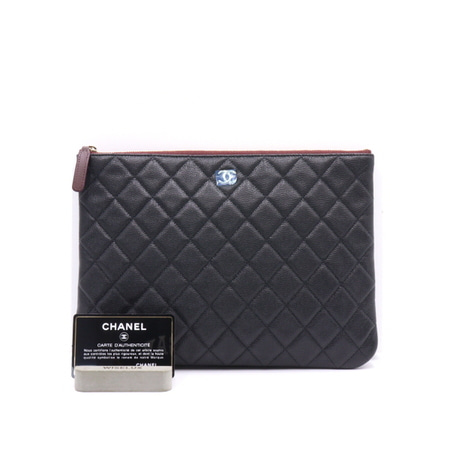 [새상품]Chanel(샤넬) A82545 22시즌 블랙 캐비어 금장CC 클래식 뉴미듐 클러치백aa25987