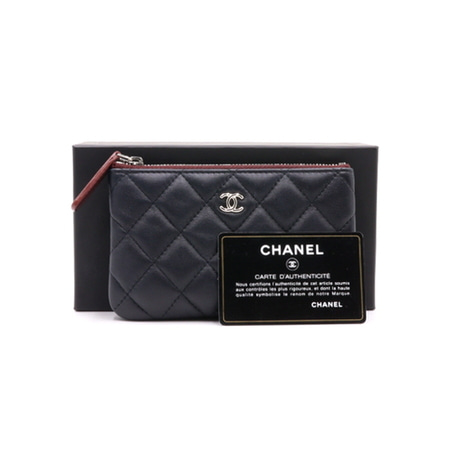 Chanel(샤넬) A82365 블랙 램스킨 은장CC  클래식 카드지갑 겸 다용도 미니파우치백aa30596