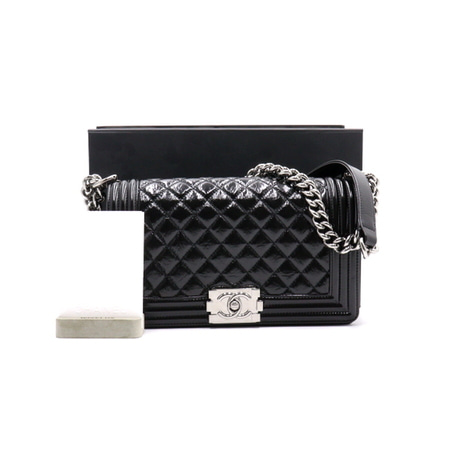 Chanel(샤넬) A67086 블랙 샤이니 유광 카스프킨 보이샤넬 미듐 플랩 은장체인 숄더백aa37345