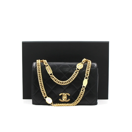 Chanel(샤넬) AS3751 23시즌 크루즈라인 블랙 램스킨 CC 에나멜장식 금장체인 미니 플랩백 숄더백aa25925